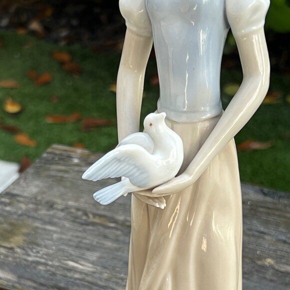 Vintage Girl holding Bird Dove Figurine, Tenora of Spain Rare Hard to Find - Picture 3 of 10